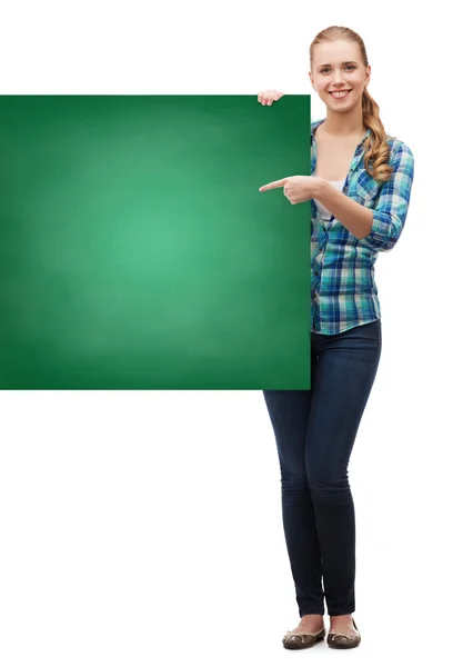 Lachende jonge vrouw met groene leeg bord — Stockfoto