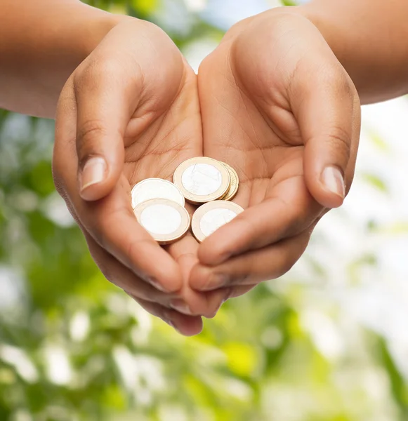 梨花のユーロ硬貨を示すの手をカップ状 — ストック写真
