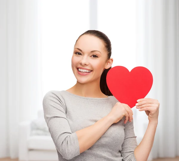Sorrindo mulher asiática com coração vermelho — Fotografia de Stock