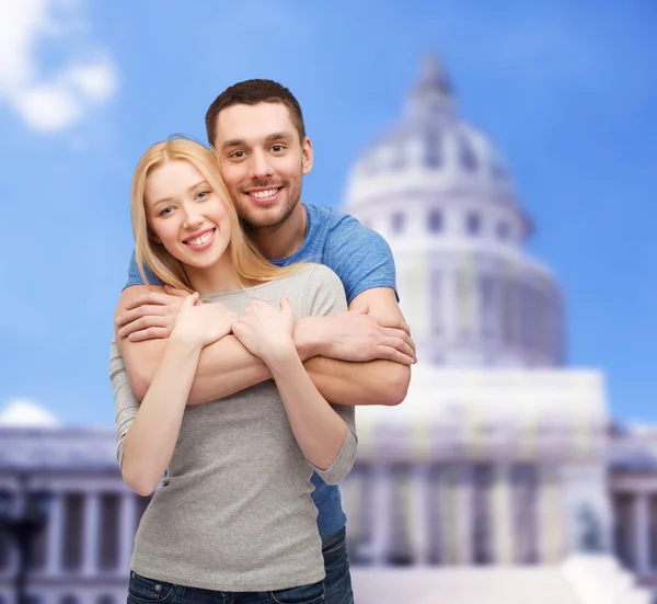 Sonriente pareja abrazándose —  Fotos de Stock