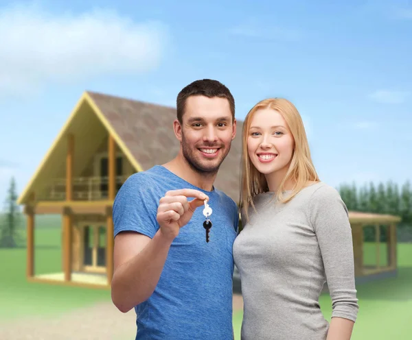 Lachende paar bedrijf sleutels — Stockfoto