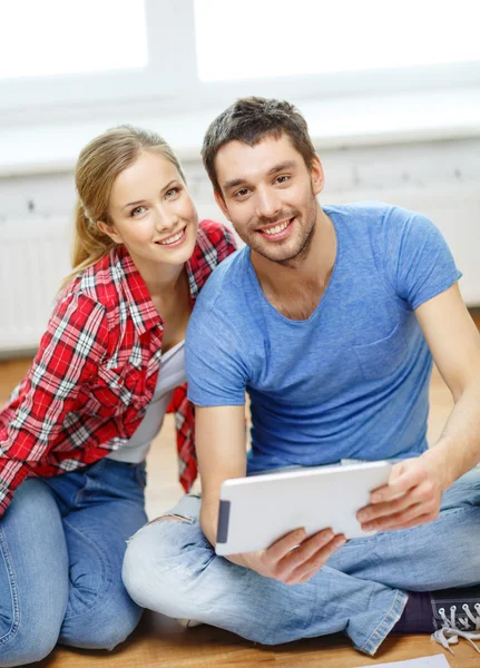 Pareja sonriente mirando tableta PC en casa —  Fotos de Stock