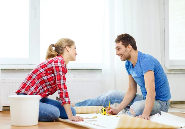 Lachende paar meten behang — Stockfoto