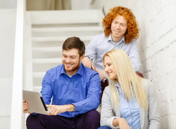 Equipo con tablet PC sentado en la escalera — Foto de Stock