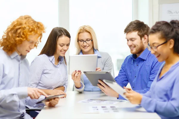 Team sorridente con pc da tavolo e carte funzionanti — Foto Stock