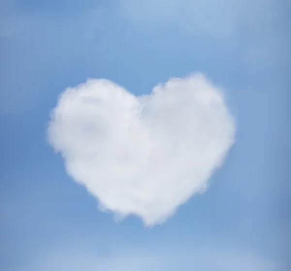 Cielo blu con il cuore dalle nuvole — Foto Stock