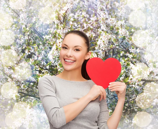 Sourire asiatique femme avec rouge coeur — Photo