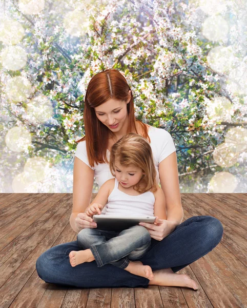 Mãe feliz com menina e tablet pc — Fotografia de Stock