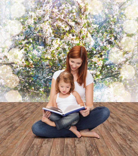 Mãe feliz com adorável menina e livro — Fotografia de Stock