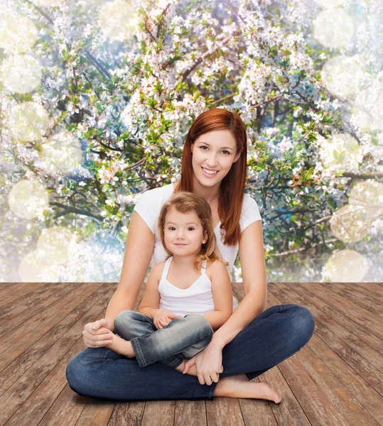 Glückliche Mutter mit entzückendem kleinen Mädchen — Stockfoto