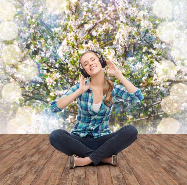 Young woman listeting to music with headphones — Stock Photo, Image