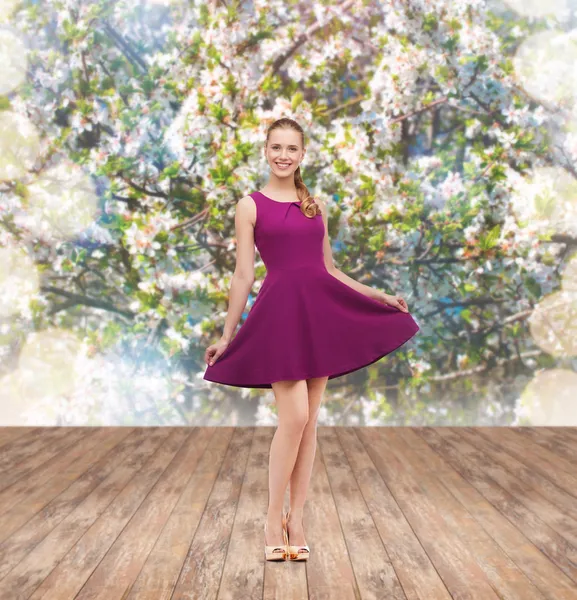 Девушка в фиолетовом платье и на высоких каблуках — стоковое фото