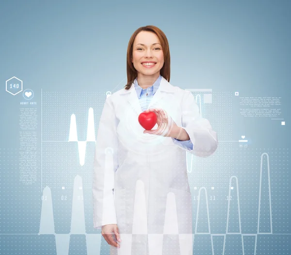 Sorridente medico femminile con cuore — Foto Stock