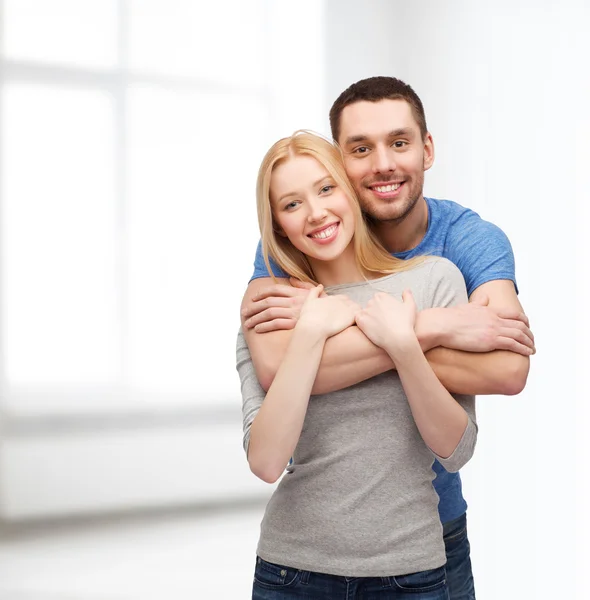 Abraço de casal sorridente — Fotografia de Stock