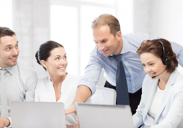 Grupo de personas que trabajan en call center — Foto de Stock