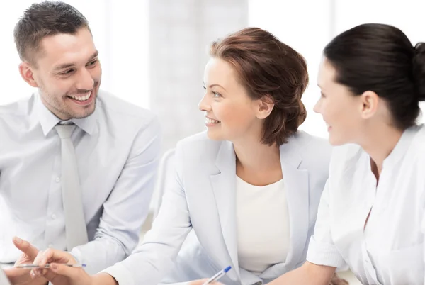 Equipe de negócios tendo discussão no escritório — Fotografia de Stock