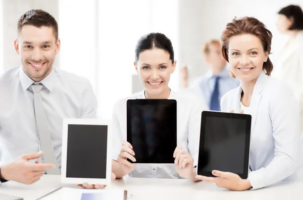 Equipe de negócios mostrando tablet pcs no escritório — Fotografia de Stock