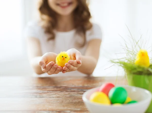 Primer plano de niña sosteniendo juguete chiken amarillo — Foto de Stock