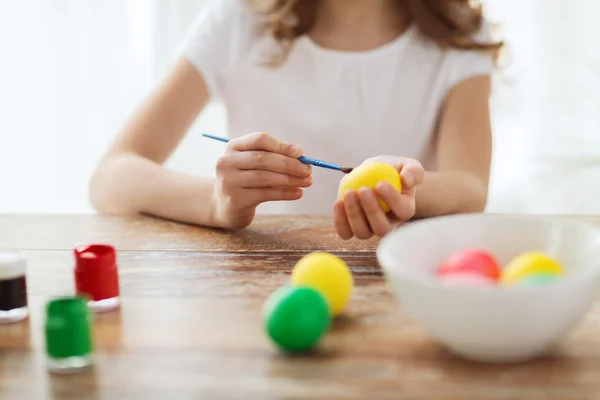 Close up of girl coloring eggs for easter — Stock Photo, Image