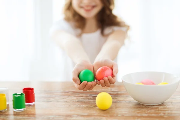 Close up of girl holding colored eggs — Stock Photo, Image