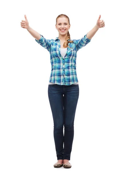 Sonriente chica en ropa casual mostrando los pulgares hacia arriba — Foto de Stock