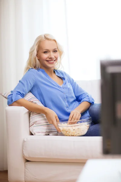 Young girl with popcorn watching movie at home — Stock Photo, Image