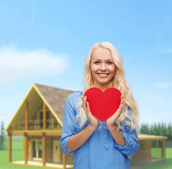 Mujer sonriente con corazón rojo — Foto de Stock