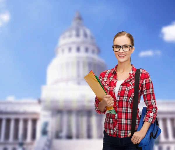 Studentin in Brille mit Tasche und Ordner — Stockfoto