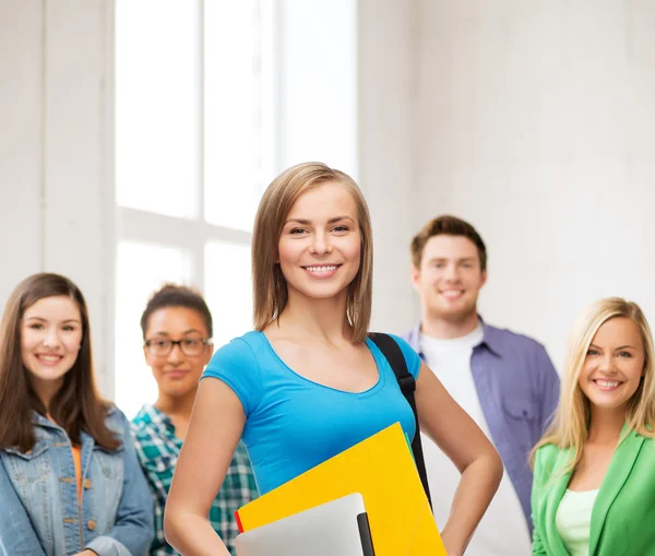 Studente sorridente con borsa, cartelle e tablet pc — Foto Stock