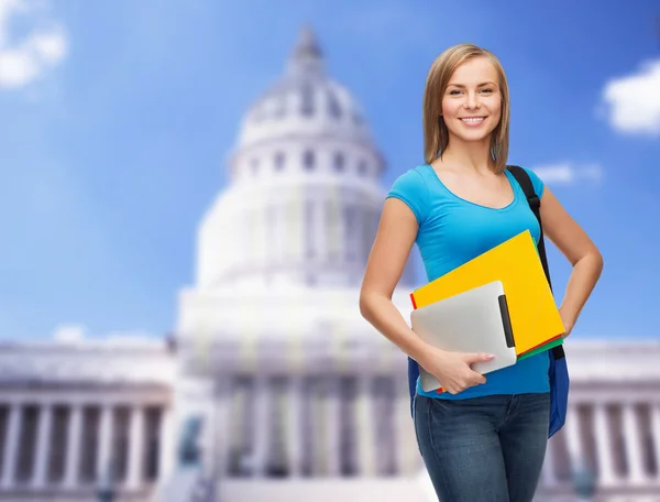 Studente sorridente con borsa, cartelle e tablet pc — Foto Stock