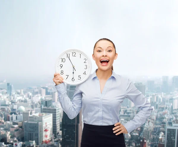 Attraente donna d'affari con orologio da parete — Foto Stock