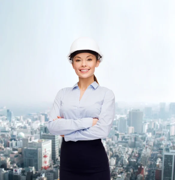 Amigável sorridente empresária em capacete branco — Fotografia de Stock