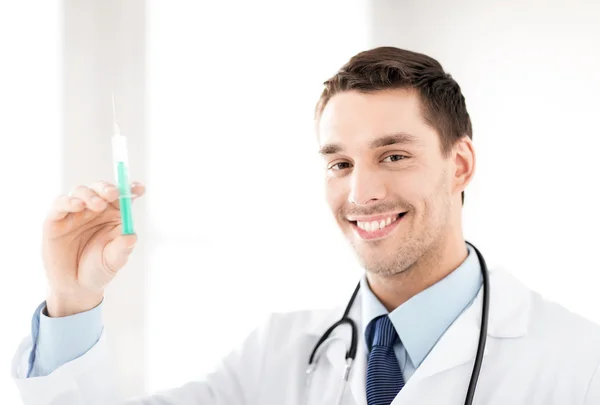 Médico masculino segurando seringa com injeção — Fotografia de Stock