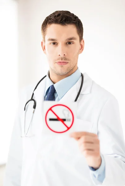Erkek doktor yok Sigara İçilmez işareti holding — Stok fotoğraf