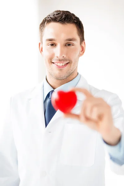 Médico varón con corazón —  Fotos de Stock