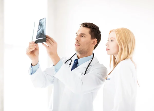 Dwóch lekarzy patrząc na RTG — Zdjęcie stockowe