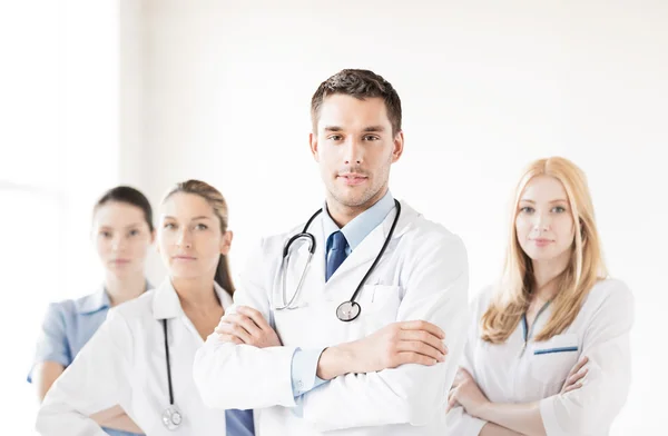Мужской врач перед медицинской группой — стоковое фото