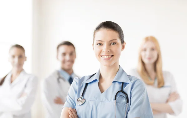 Medikal grup önünde kadın doktor — Stok fotoğraf