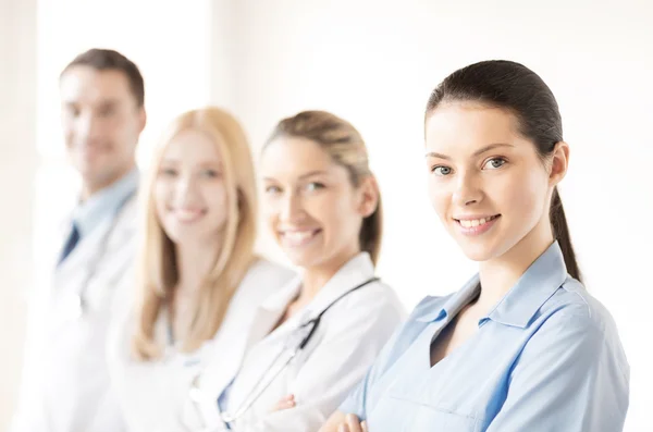 Médico femenino frente al grupo médico — Foto de Stock