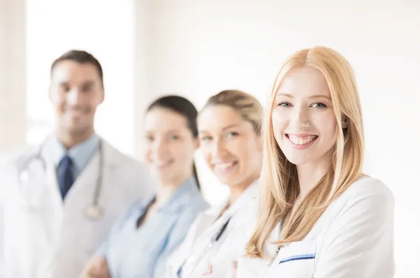 Médica na frente do grupo médico — Fotografia de Stock