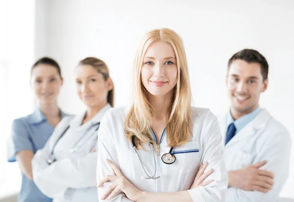 Kobieta lekarz przed grupą medyczne — Zdjęcie stockowe