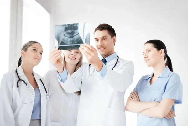 Junge Ärztegruppe schaut sich Röntgenbild an — Stockfoto