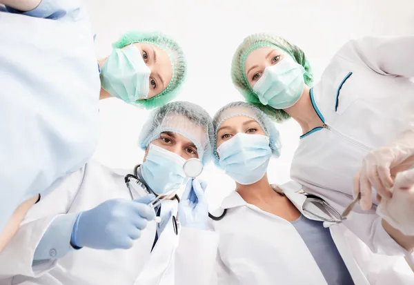 Grupp läkare i operationssalen — Stockfoto