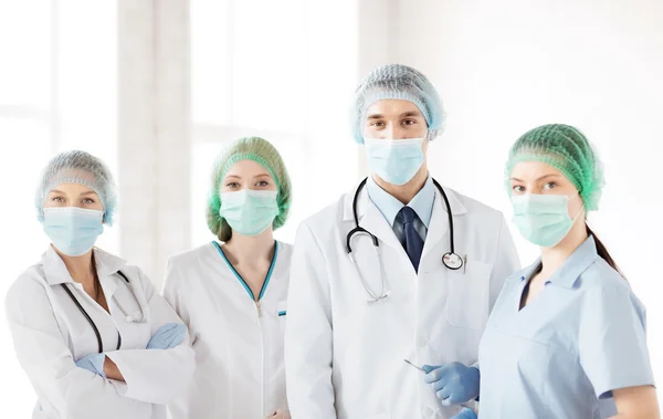 Groupe de médecins en salle d'opération — Photo