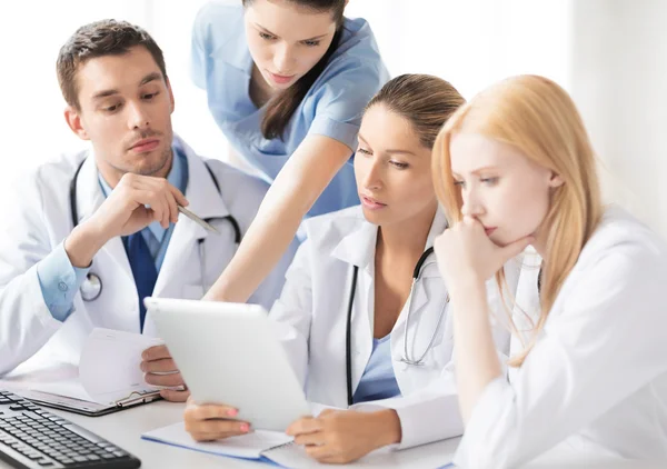 Team of groep van artsen die werkzaam — Stockfoto