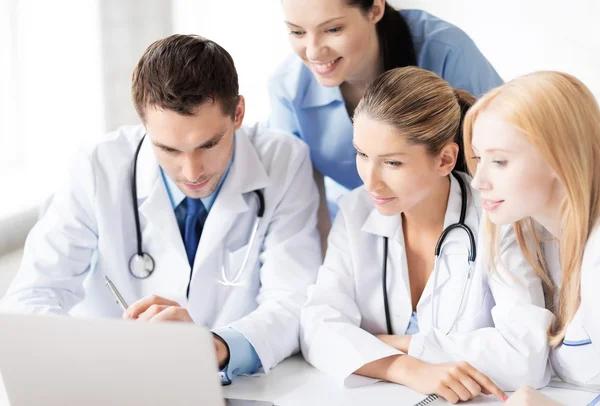 Equipo o grupo de médicos que trabajan — Foto de Stock