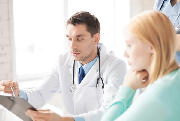 Doctor masculino con paciente — Foto de Stock