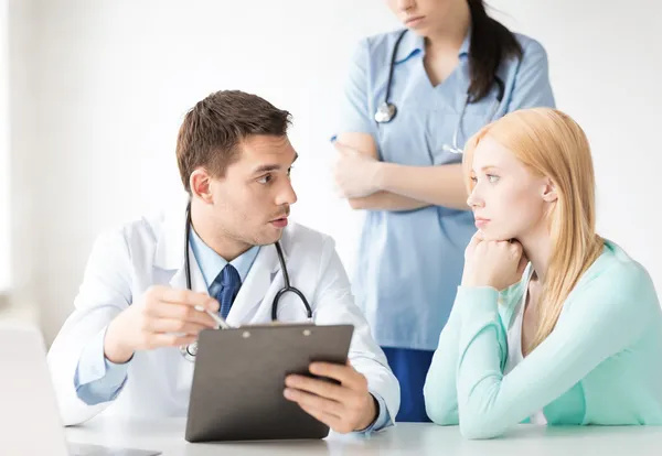 Medico maschio con paziente — Foto Stock