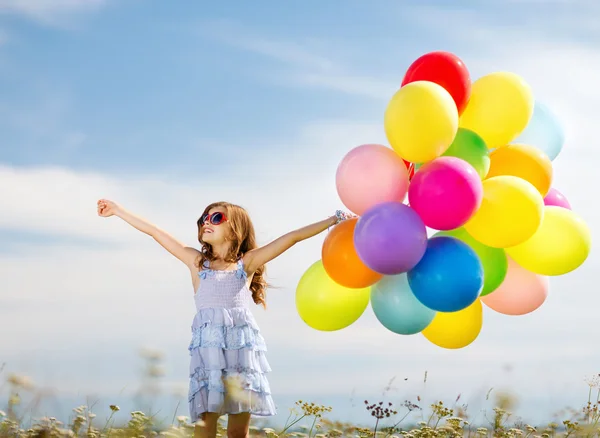 Gelukkig meisje met kleurrijke ballonnen — Stockfoto