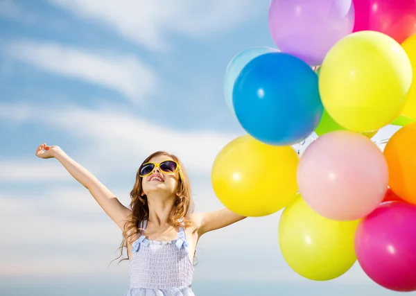 カラフルな風船で幸せな女の子 — ストック写真